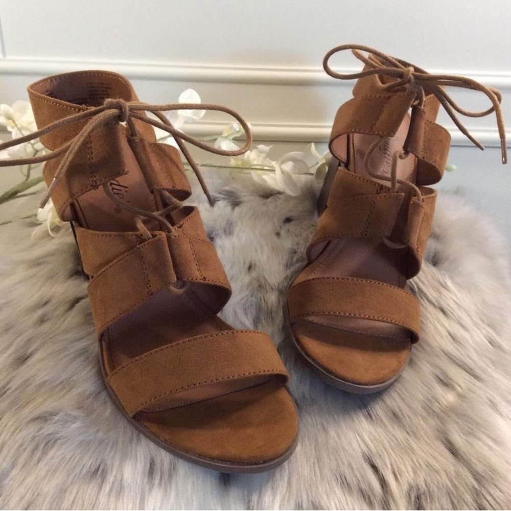 CANDIE’S CANOVA BLOCK HEEL SANDAL IN COGNAC
